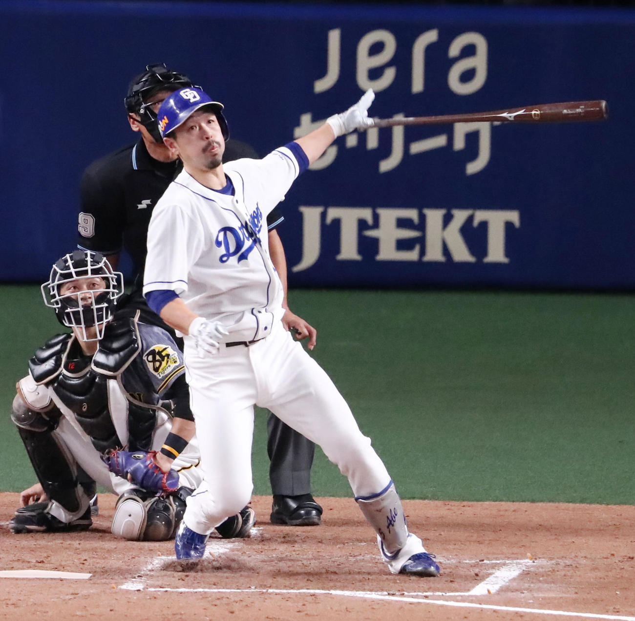 中日対阪神　4回裏中日2死一、三塁、阿部は左越え3点本塁打を放つ（撮影・加藤哉）