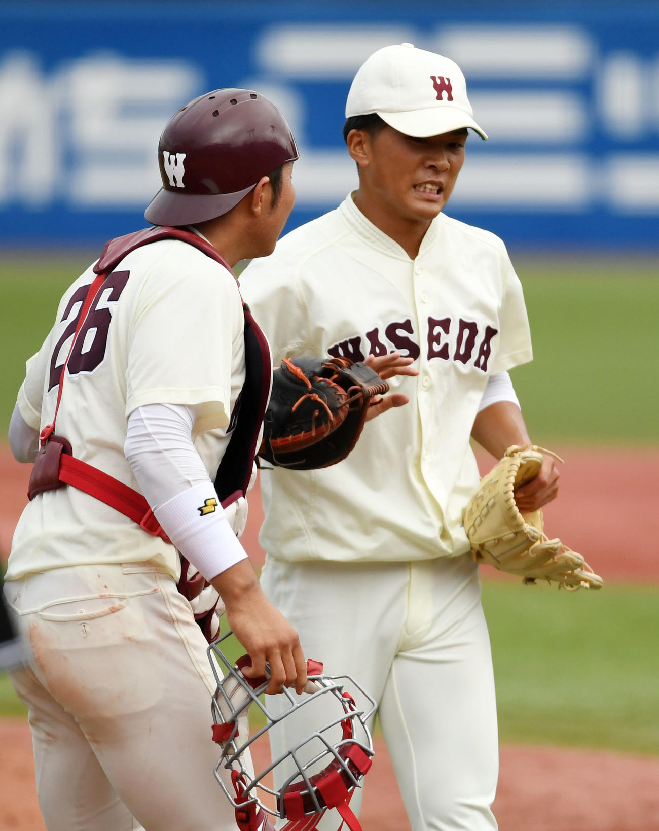 明大対早大　明大に完投勝利した早大・早川（右）は悔しげな表情を見せる（撮影・横山健太）