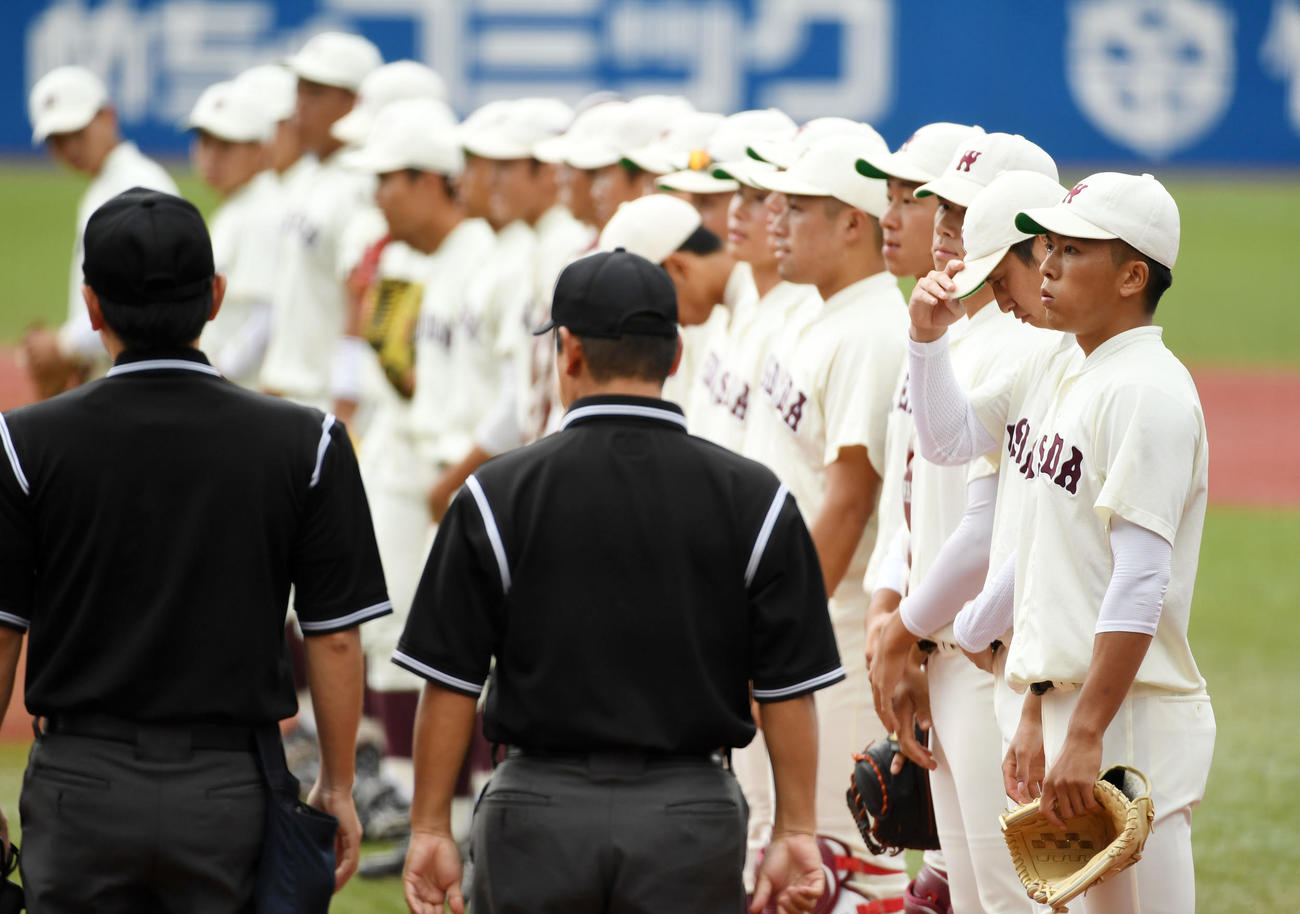 明大対早大　整列する早川（右）ら早大ナイン（撮影・横山健太）