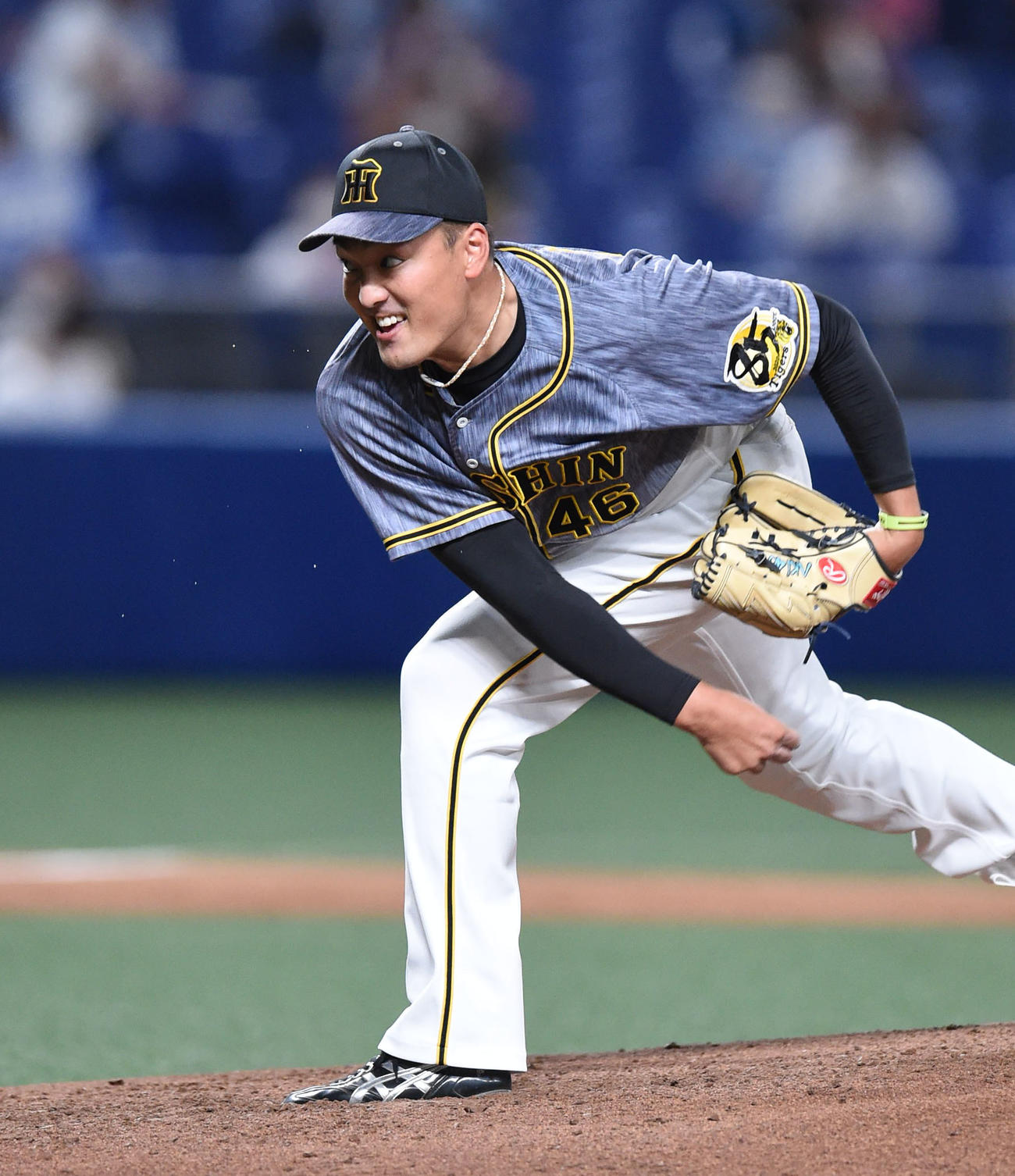プロ野球中日対阪神　3回裏、力投する阪神先発の秋山拓巳（撮影・森本幸一）
