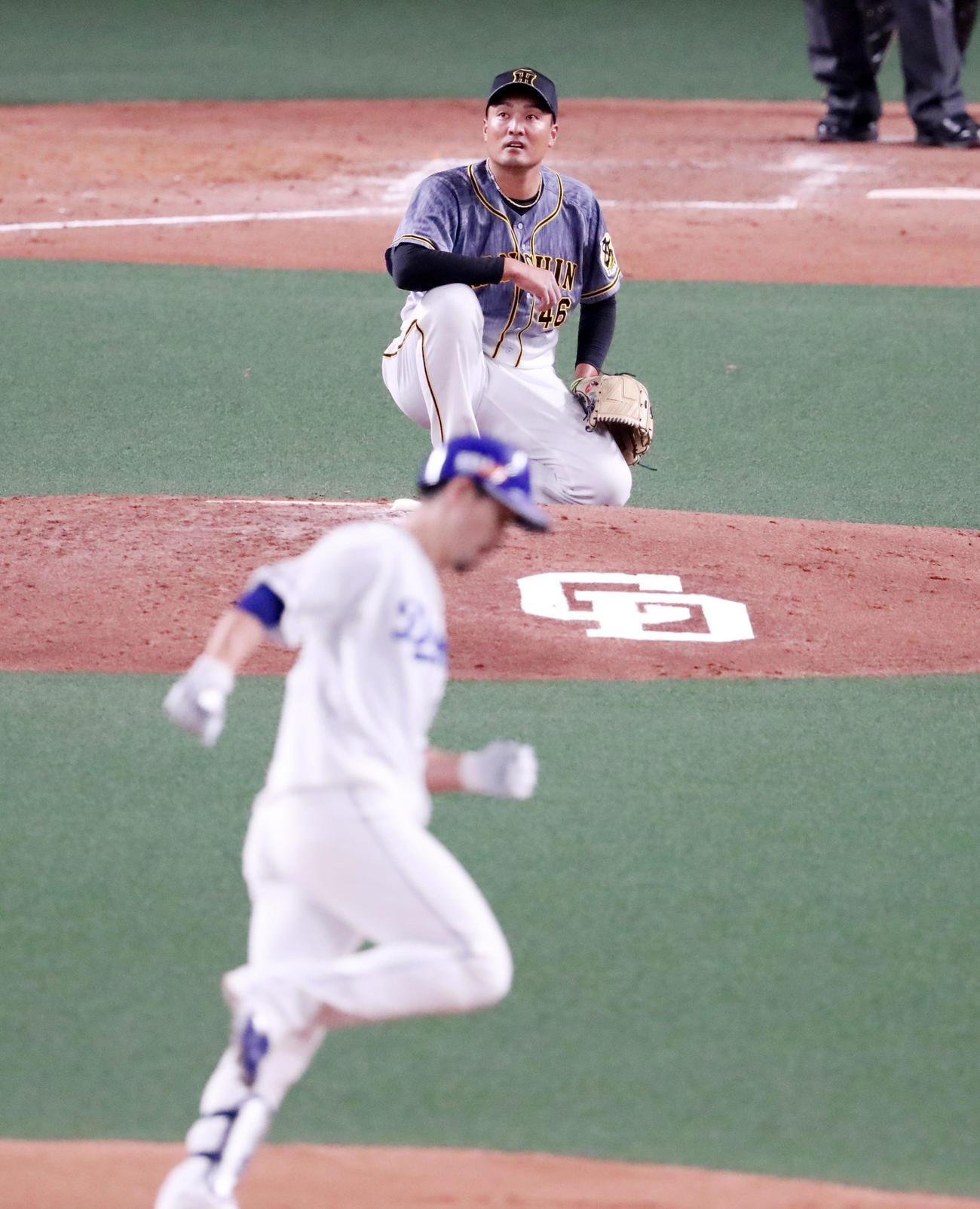 中日対阪神　4回裏中日2死一、三塁、秋山は阿部に左越え3点本塁打を被弾（撮影・加藤哉）