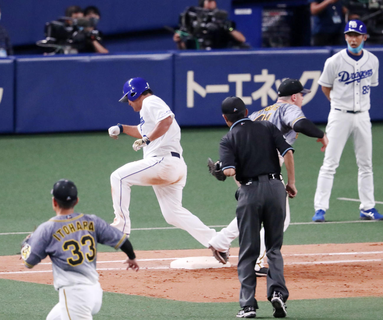中日対阪神　7回裏中日1死二塁、ボーアは秋山からの送球を捕球できず、走者は平田（撮影・加藤哉）