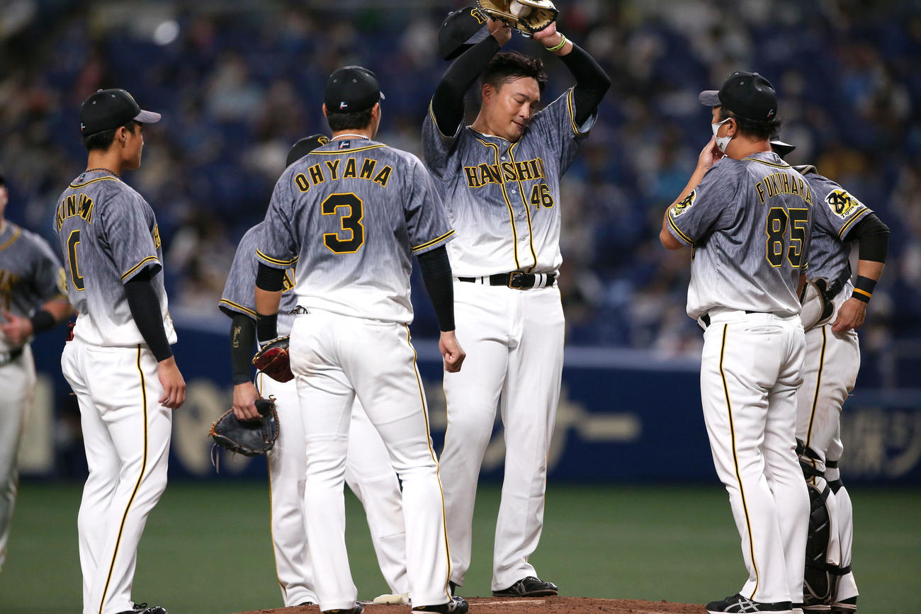 中日対阪神　4回裏中日2死一塁、秋山（右から3人目）は高橋周の打球を捕球後、悪送球し渋い表情をする（撮影・上山淳一）