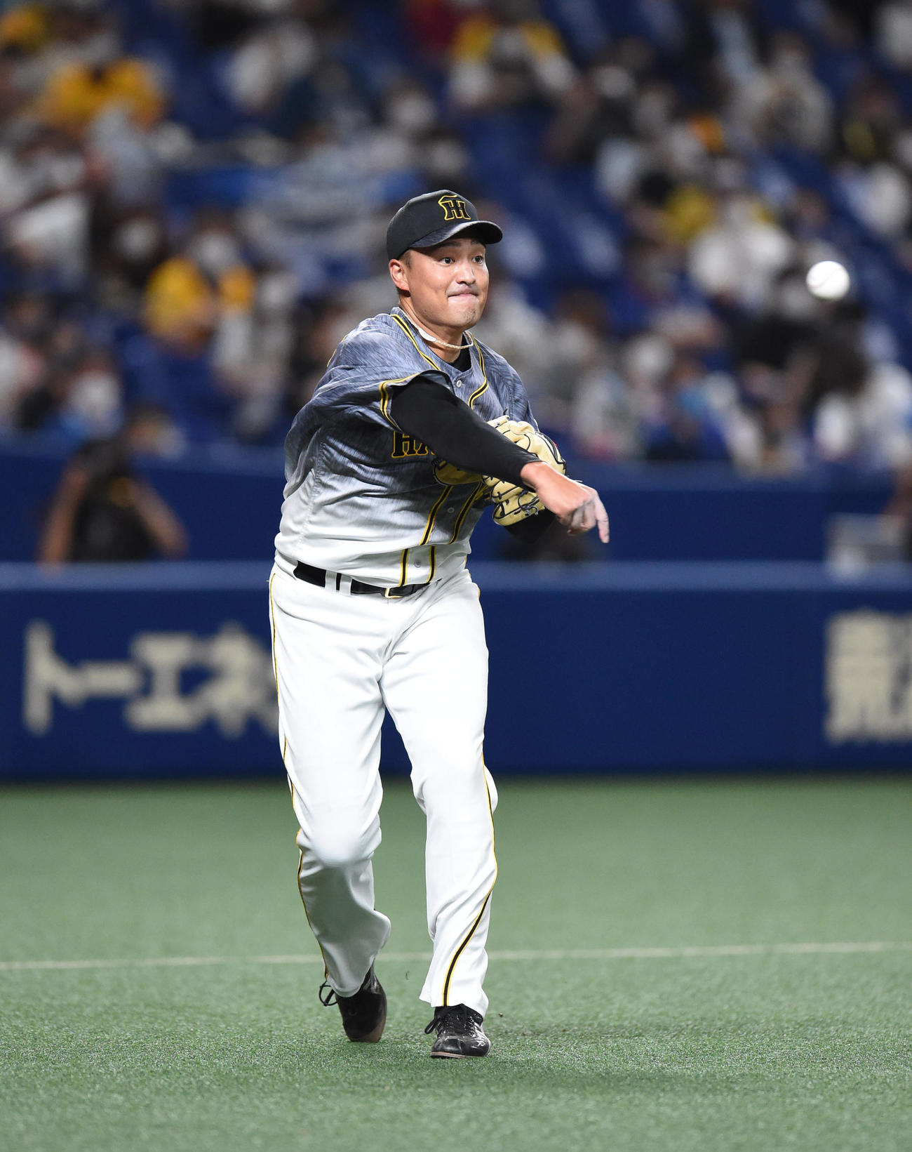 プロ野球中日対阪神　4回裏中日2死一塁、高橋周平の打球を捕球し一塁へ悪送球する秋山拓巳（撮影・森本幸一）