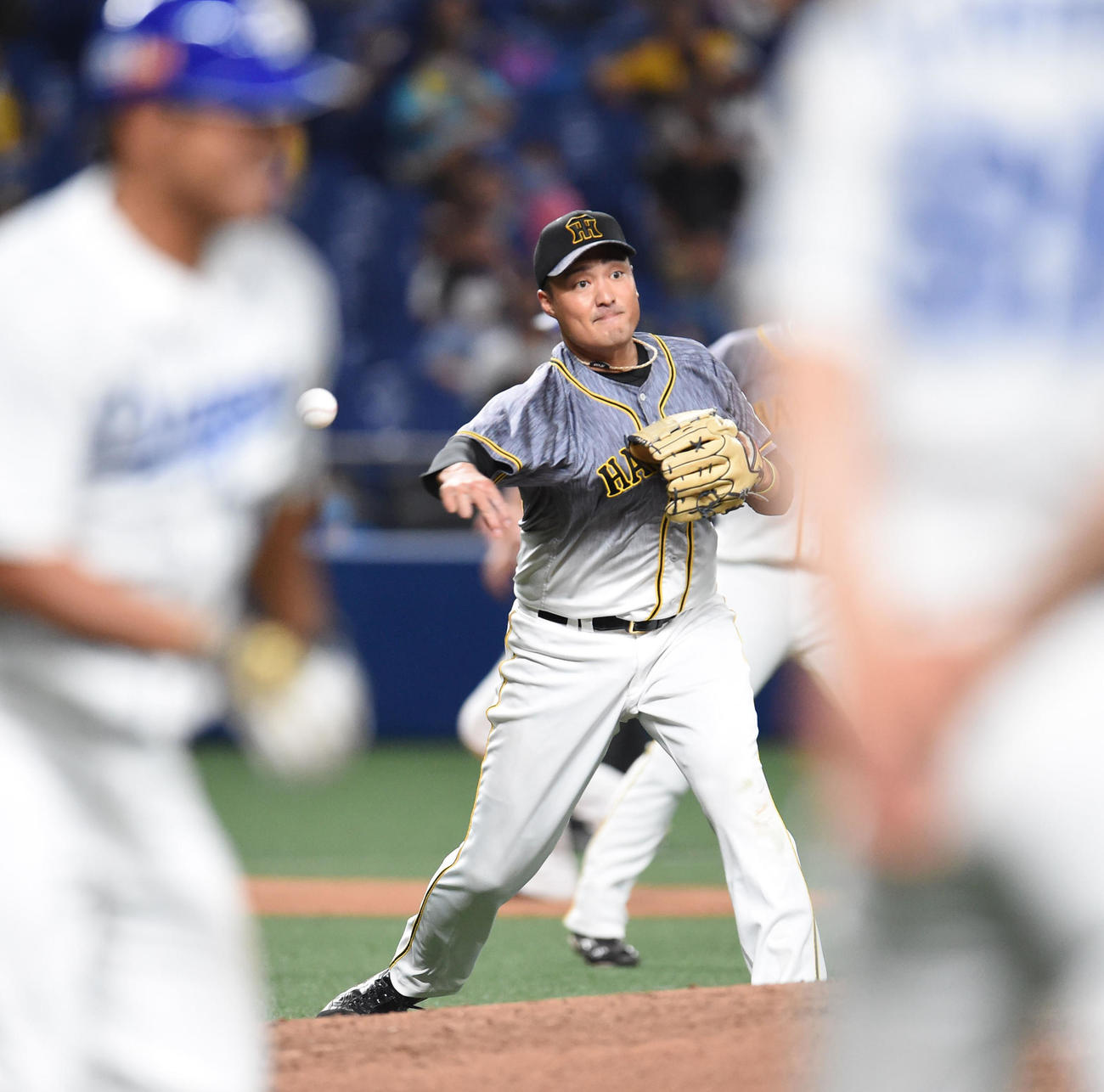 プロ野球中日対阪神　7回裏中日1死二塁、平田良介の打球を捕球するも一塁へ悪送球する秋山拓巳（撮影・森本幸一）