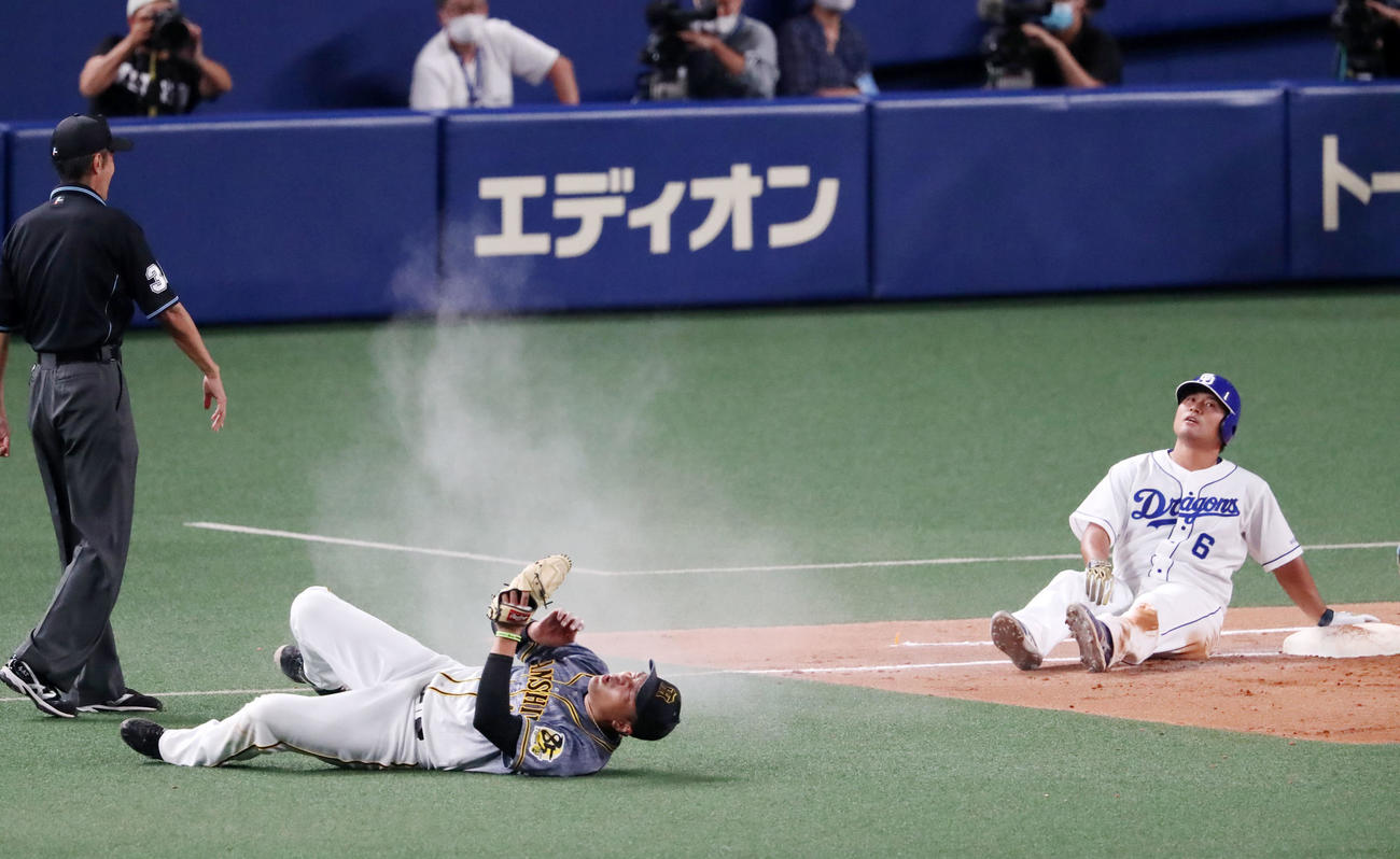中日対阪神　4回裏中日2死、秋山は一ゴロを放ってベースにスライディングする平田（右）と接触する（撮影・加藤哉）