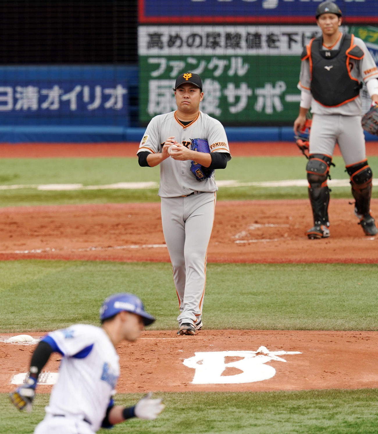 DeNA対巨人　3回裏DeNA1死、ソト（手前）に2者連続となるソロ本塁打を浴びた今村（撮影・江口和貴）