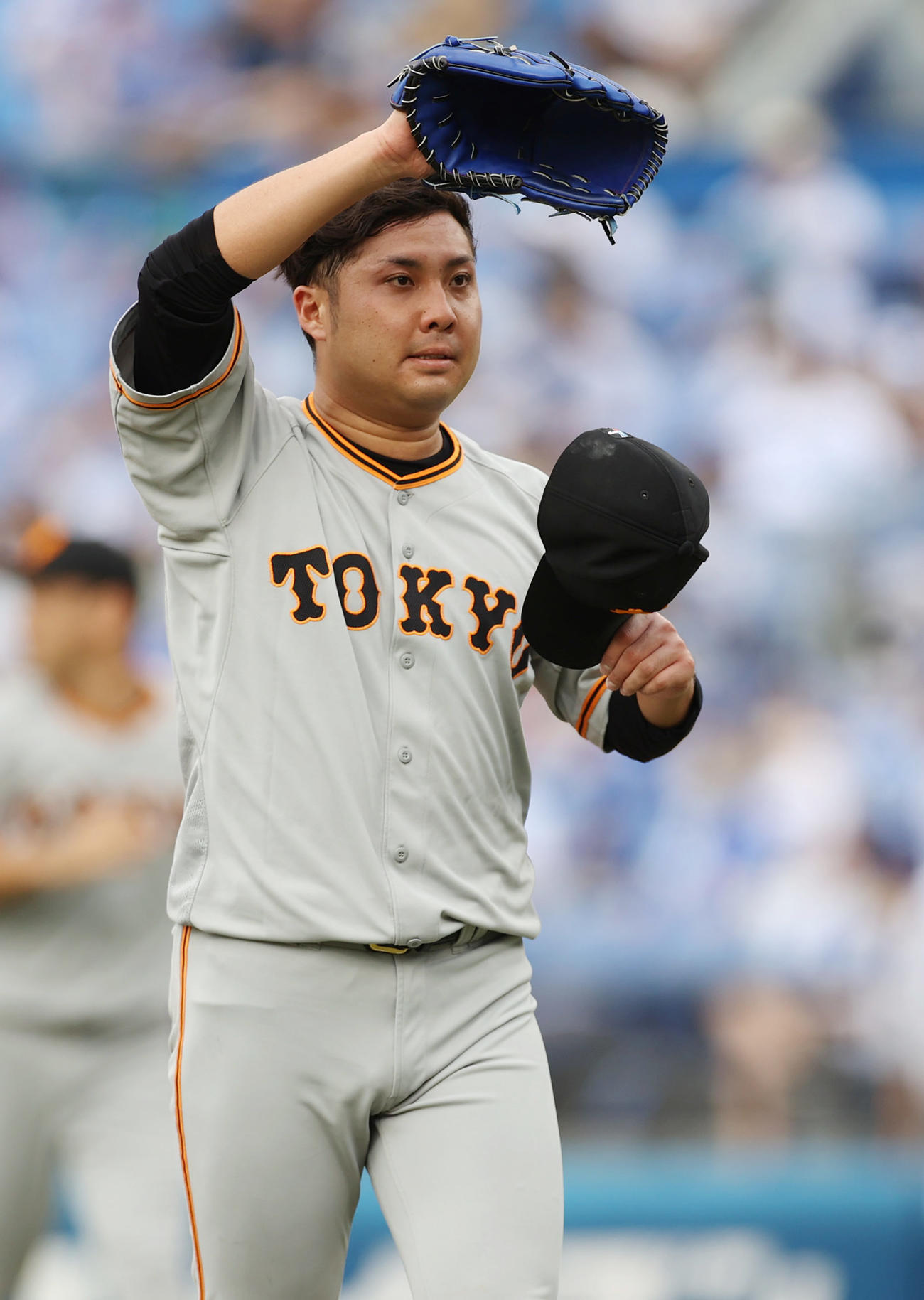 DeNA対巨人　4回裏を終え、汗をぬぐいながらベンチに戻る今村（撮影・狩俣裕三）