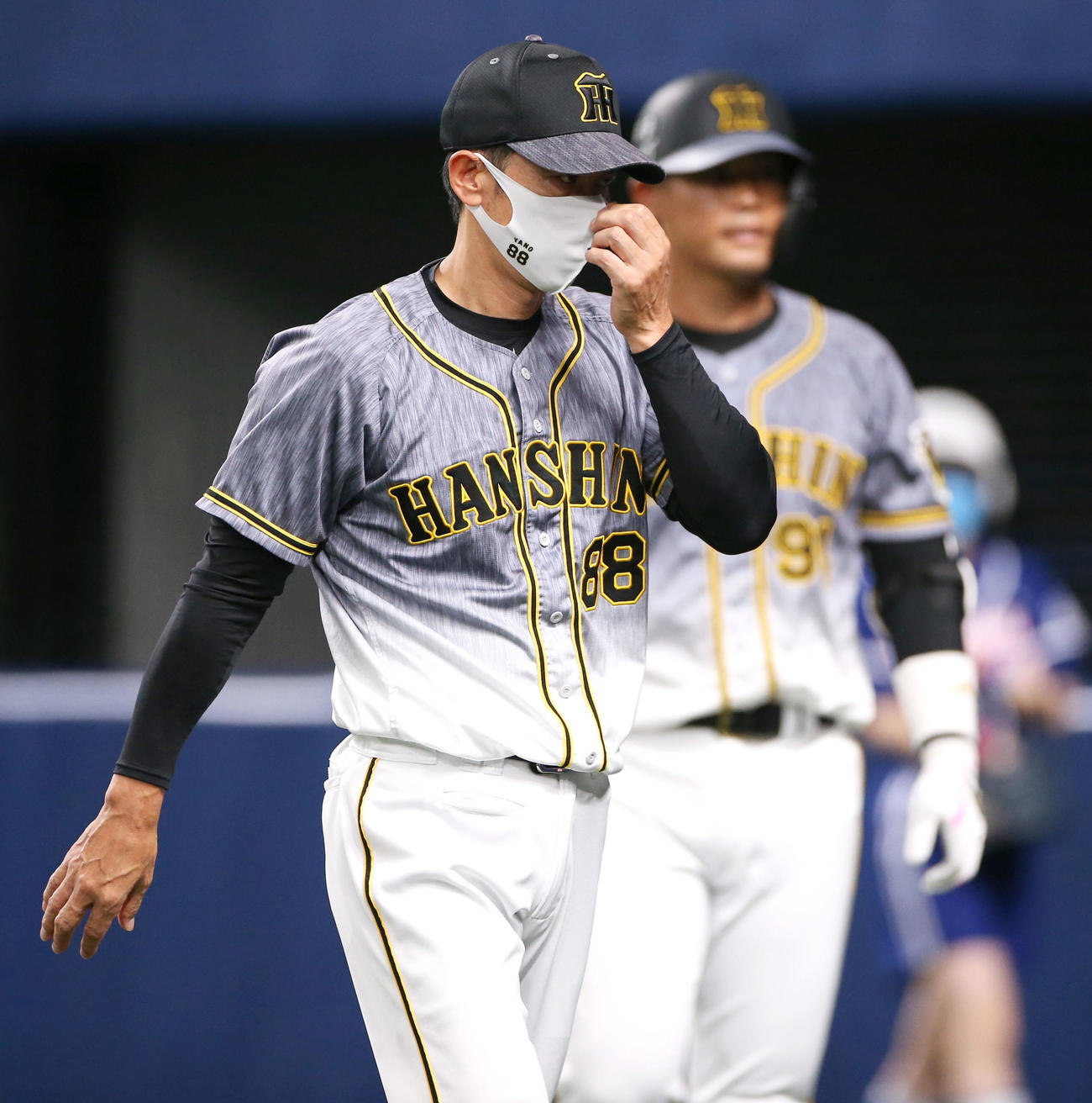 中日対阪神　7回攻撃を終えた矢野監督は選手交代を告げベンチへ戻る（撮影・上山淳一）