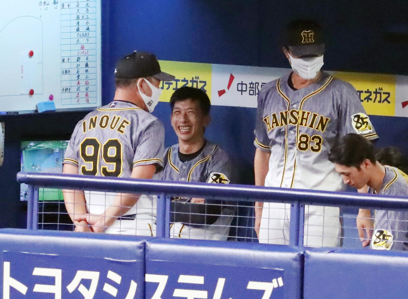 中日対阪神　2回裏を終えベンチで笑顔を見せる矢野監督（撮影・加藤哉）