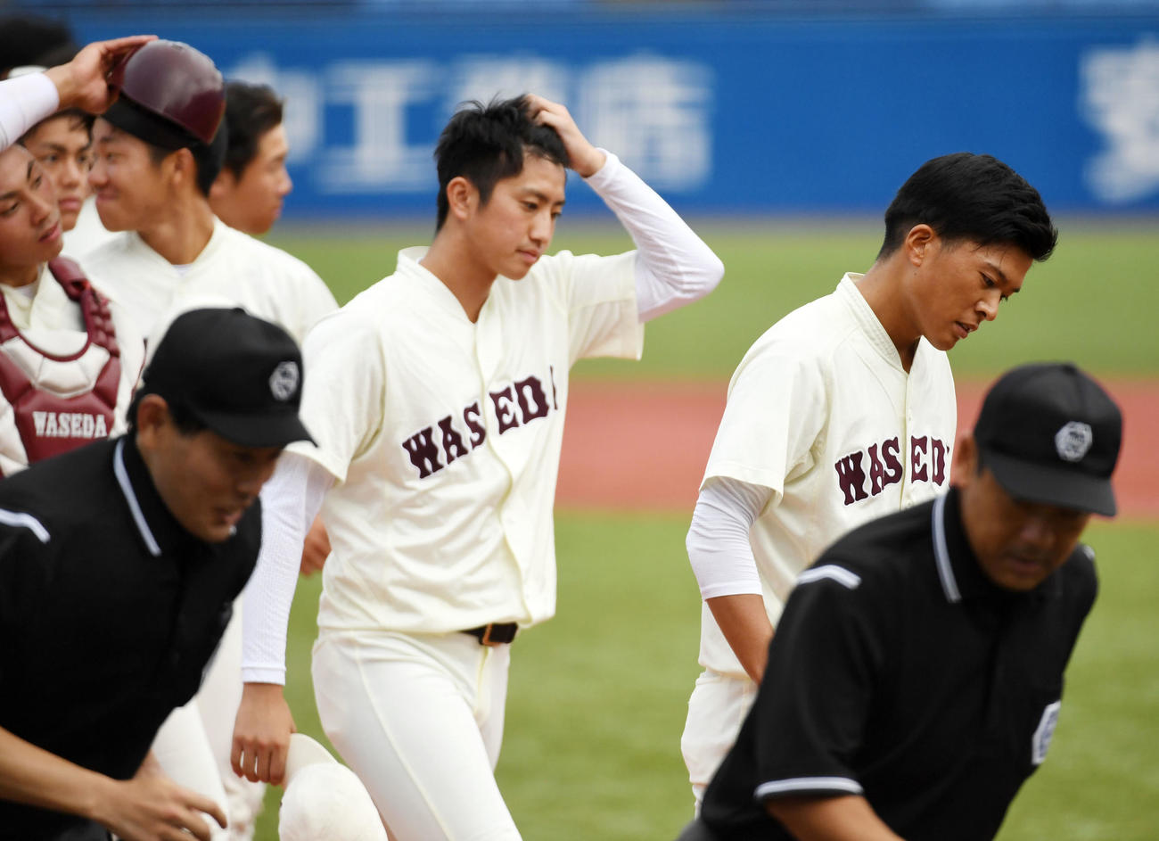 明大対早大　明大に完投勝利した早大・早川（右から2人目）は悔しげな表情を見せる（撮影・横山健太）