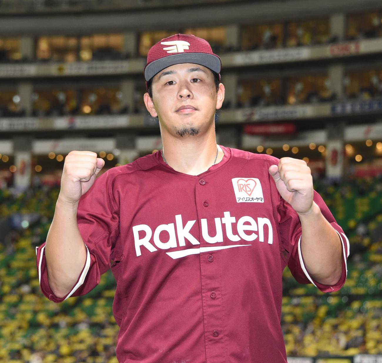 ソフトバンク対楽天　勝ち越し打を放った浅村栄斗はガッツポーズ（撮影・今浪浩三）