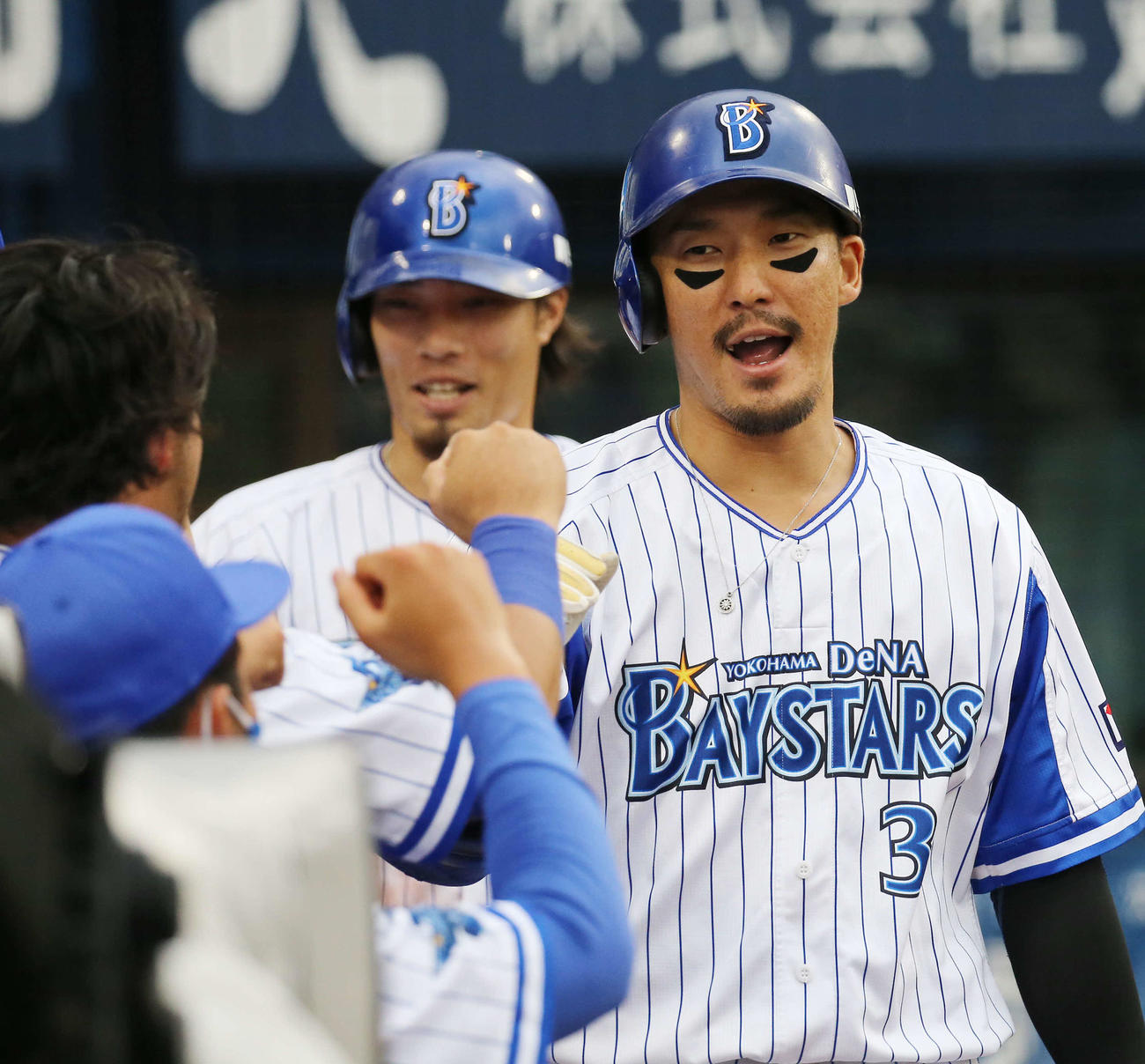 DeNA対巨人　7回裏DeNA1死一塁、梶谷は右越えに2点本塁打を放ちナインの祝福を受ける（撮影・丹羽敏通）