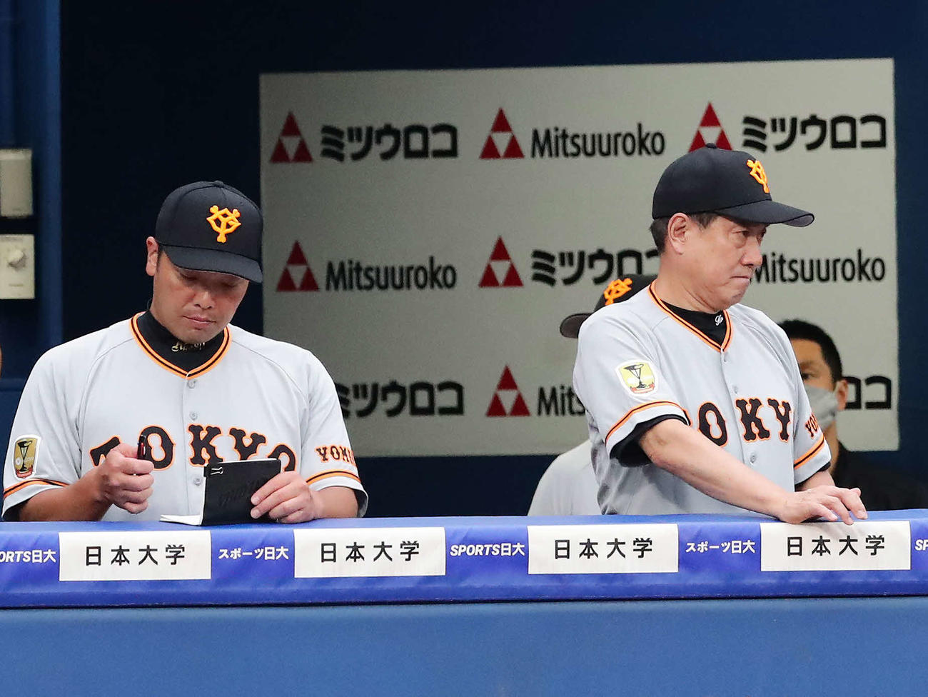 DeNA対巨人　DeNAに連敗して険しい表情の原監督（右）。左は阿部ヘッドコーチ代行（撮影・丹羽敏通）