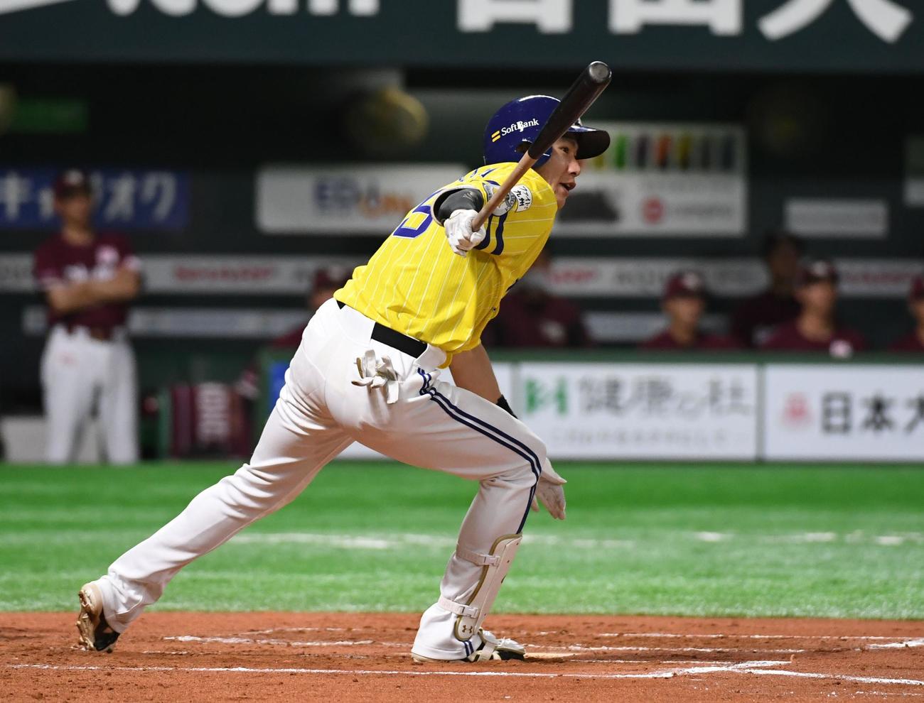 ソフトバンク対楽天　6回裏ソフトバンク1死一、三塁、柳田悠岐は右前に同点適時打を放つ（撮影・今浪浩三）