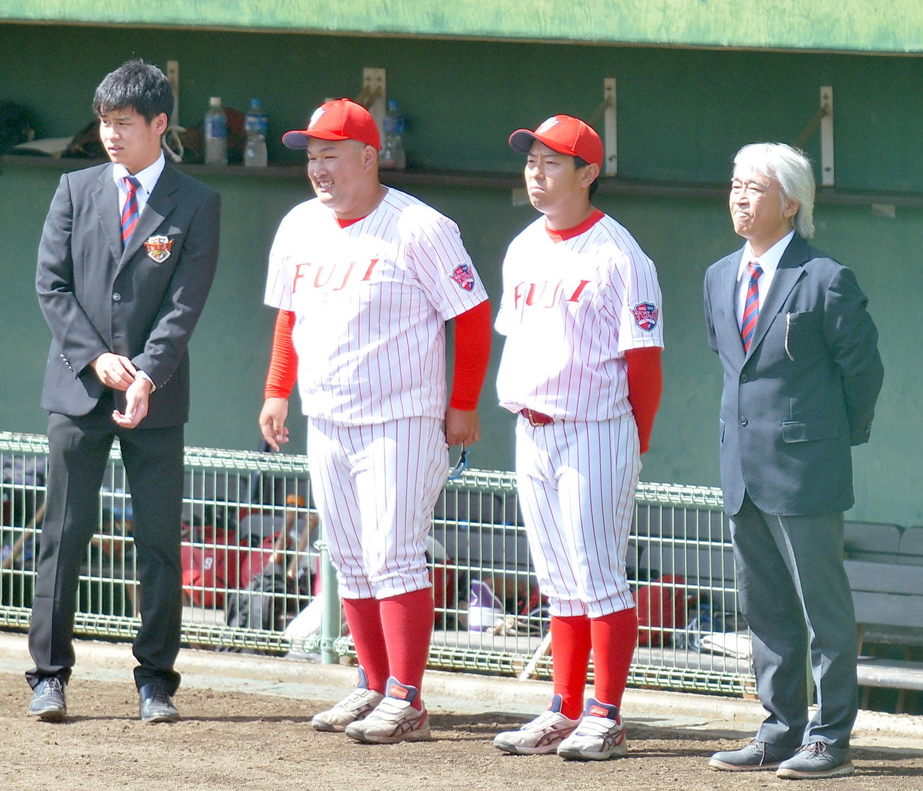 青森大対富士大　初采配のリーグ戦で優勝に導いた富士大・安田監督（右から2人目）（撮影・鎌田直秀）