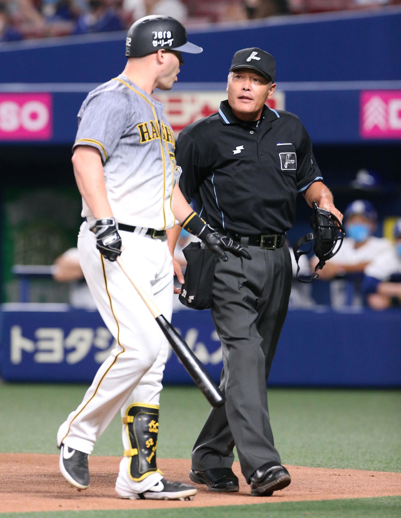 中日対阪神　1回表阪神1死一、二塁、サンズは見逃し三振に終わり川口球審に確認する（撮影・上山淳一）