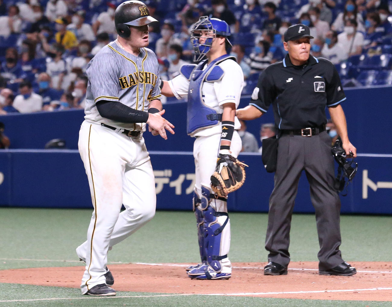 中日対阪神　9回表阪神1死二、三塁、ボーア（左）は右犠飛を放つが悔しげにベンチへ向かう（撮影・上山淳一）