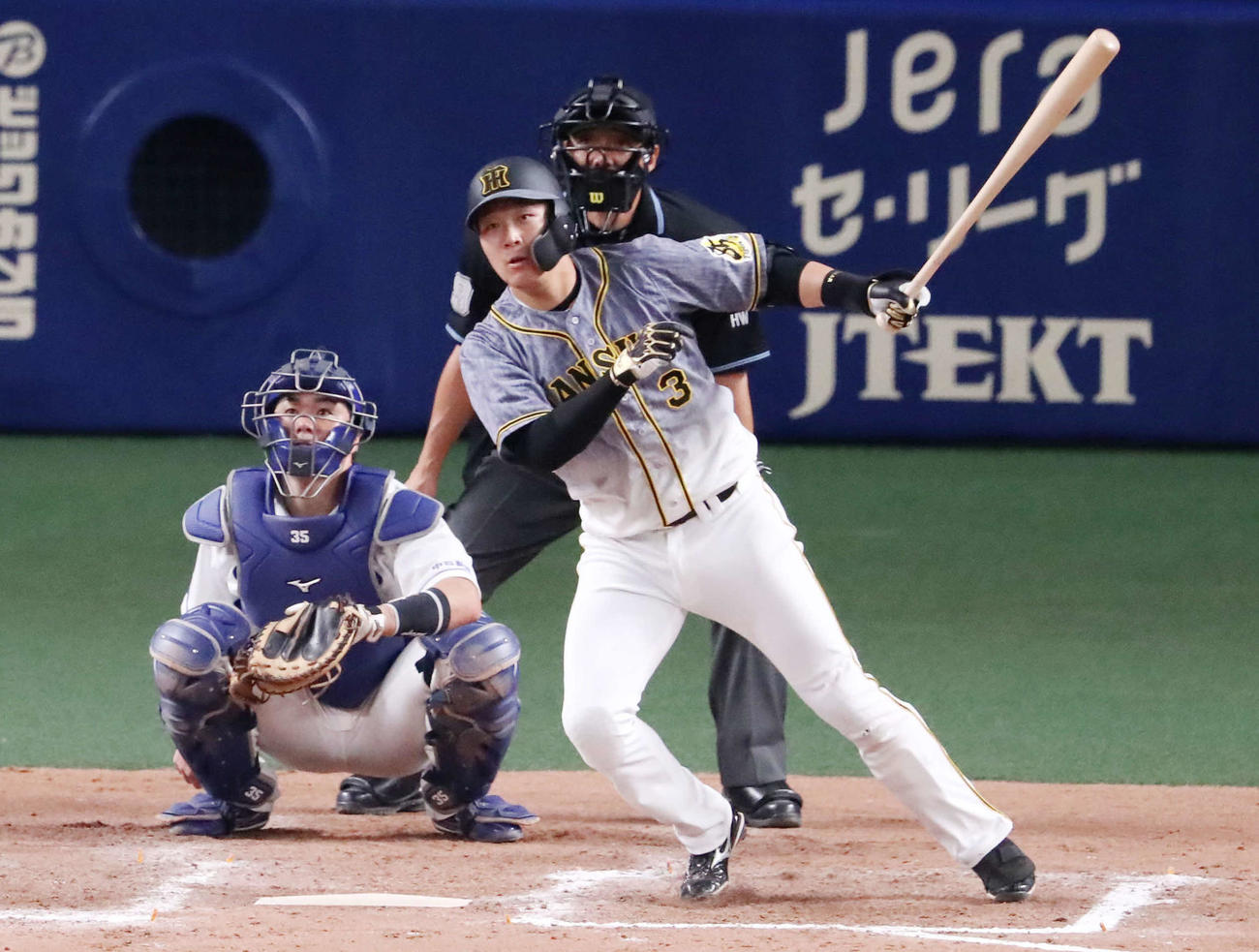 中日対阪神　9回表阪神1死一塁、大山は右越え二塁打を放つ（撮影・加藤哉）