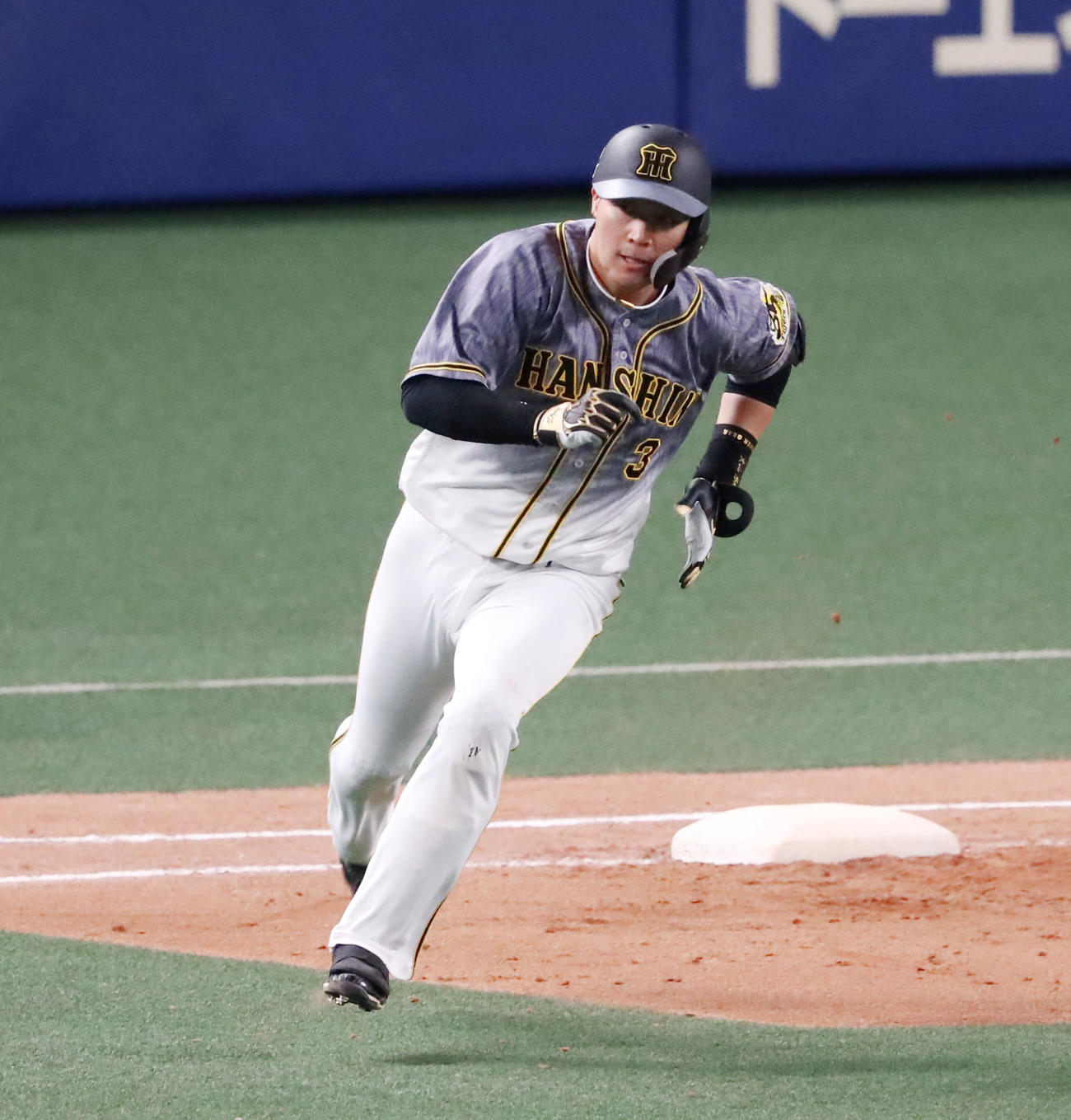 中日対阪神　9回表阪神1死一塁、大山は右越え二塁打を放つ（撮影・加藤哉）