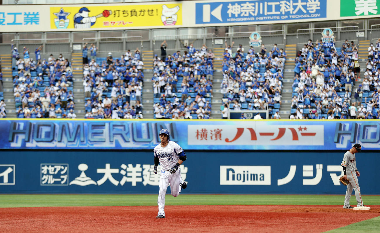 DeNA対巨人　3回裏DeNA1死、梶谷に続、ソロ本塁打を放ち、ファンを背にダイヤモンドを回るソト（撮影・狩俣裕三）