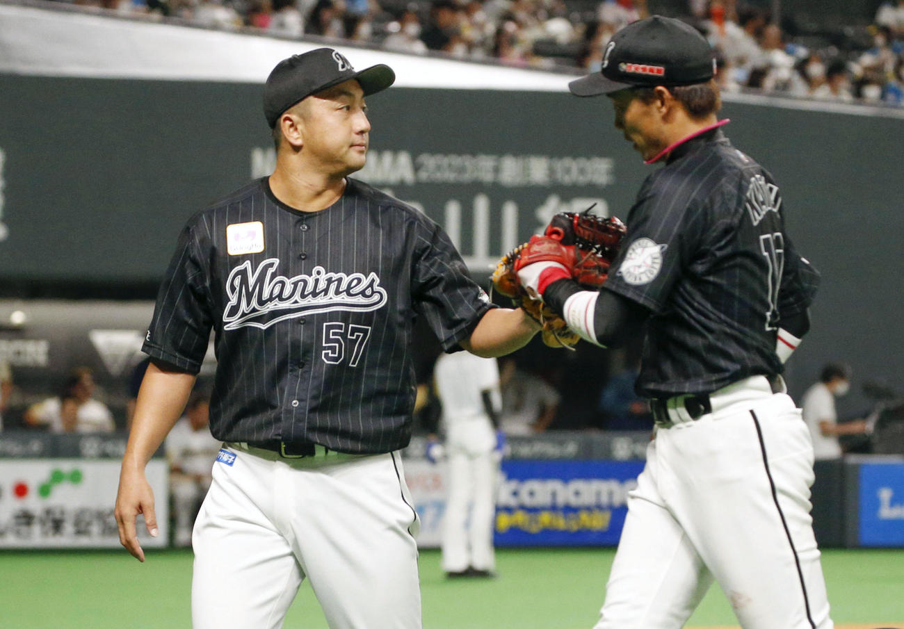 7回に登板し、中堅手加藤とタッチを交わすロッテ沢村（共同）