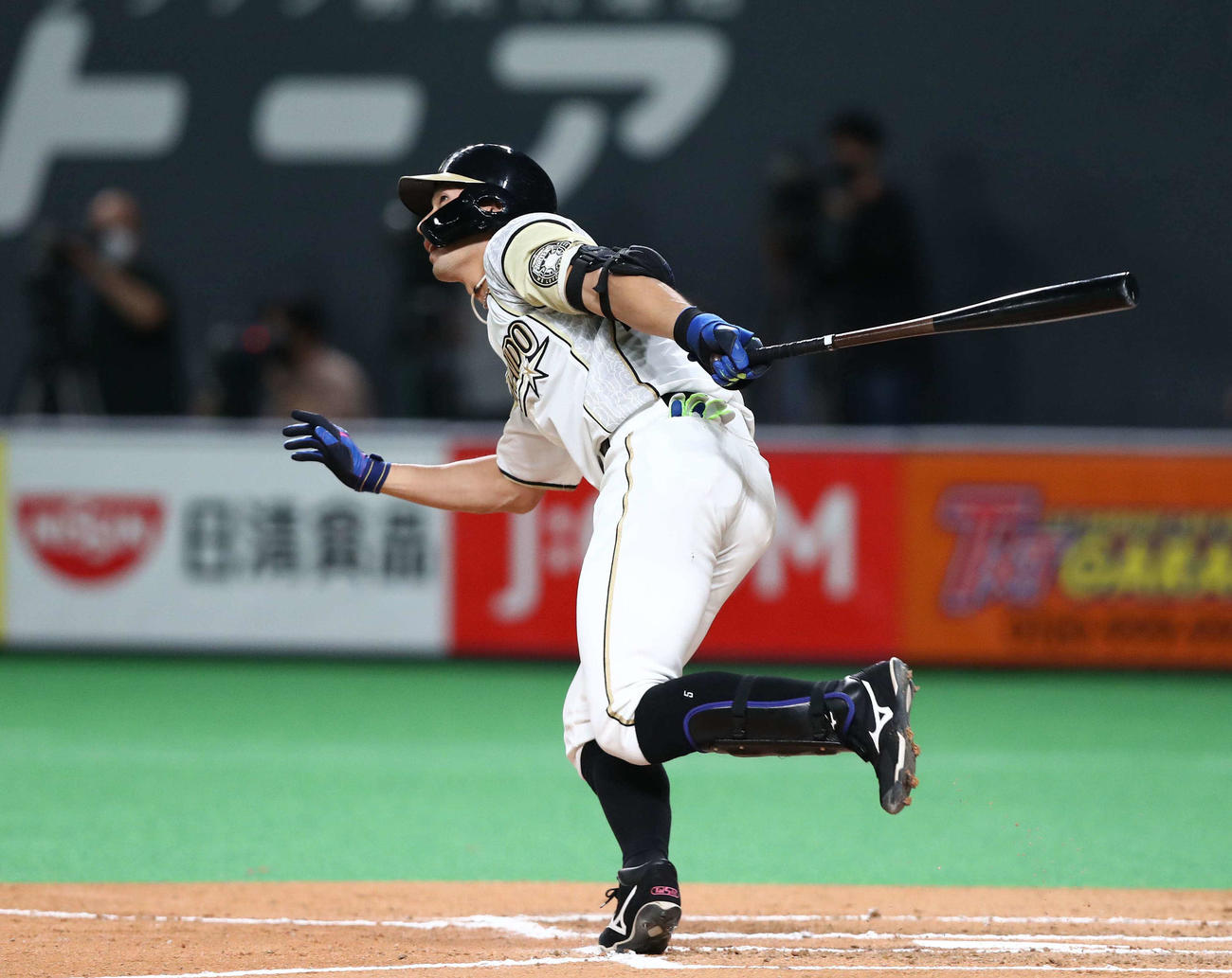 日本ハム対ロッテ　6回裏日本ハム1死満塁、中前適時打を放つ大田（撮影・黒川智章）