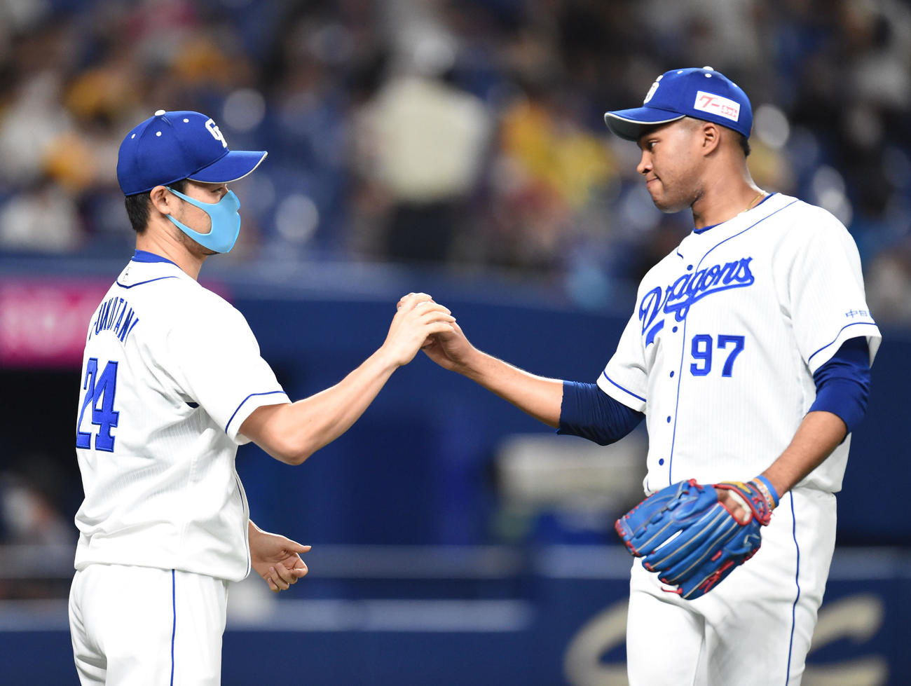 プロ野球中日対阪神　試合終了、ライデル・マルティネスから勝利球を受け取る福谷浩司（左）（撮影・森本幸一）