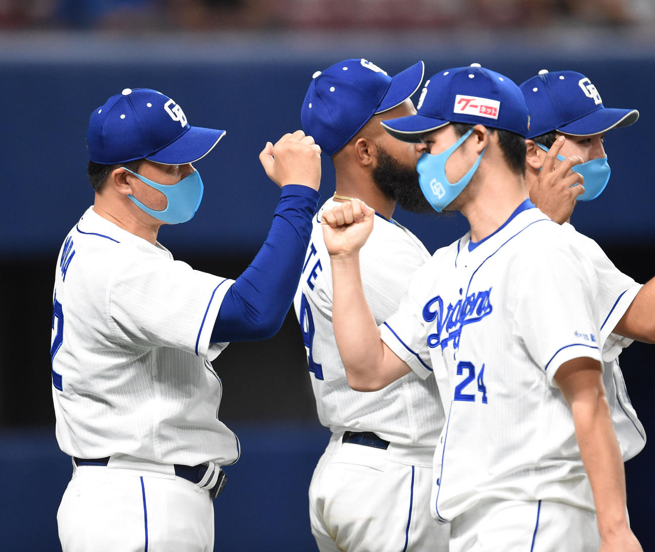 プロ野球中日対阪神　試合終了、福谷浩司を迎える与田剛監督（撮影・森本幸一）