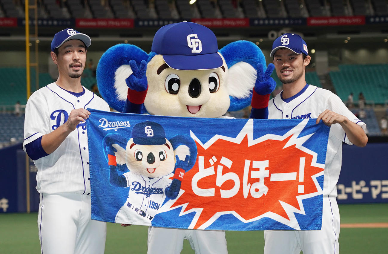 プロ野球中日対阪神　ヒーローインタビュー後、ドアラとポーズを決める阿部寿樹（左）と福谷浩司（右）（撮影・森本幸一）