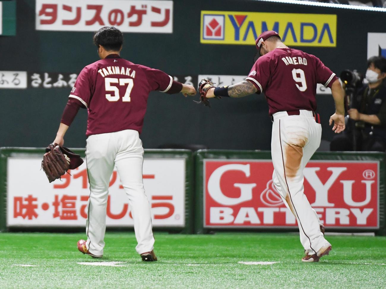 ソフトバンク対楽天　5回裏ソフトバンク2死二塁、先発の滝中は川瀬に右前打を浴びるも右翼手ロメロの好返球でタッチアウトに迎える（撮影・今浪浩三）