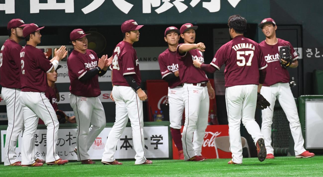 ソフトバンク対楽天　6回裏ソフトバンク1死三塁、降板する滝中瞭太を出迎えるナイン（撮影・今浪浩三）