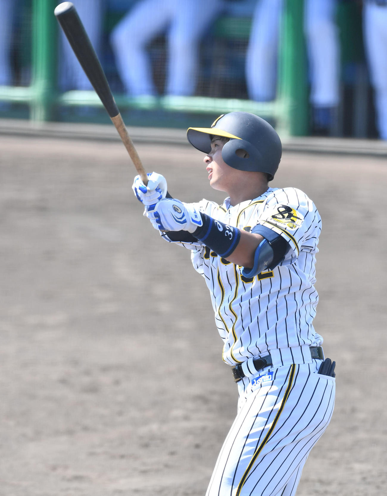 ウエスタン・リーグ阪神対中日　3回裏阪神1死一塁、井上は左中間へ2点本塁打を放つ（撮影・岩下翔太）