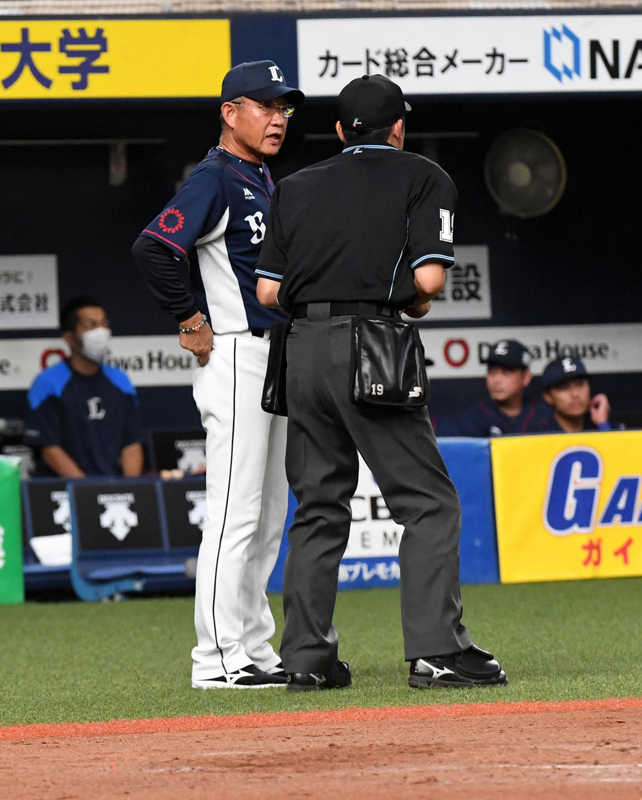 オリックス対西武　6回裏オリックス1死満塁、ノリンの交代を告げる辻監督（撮影・前岡正明）
