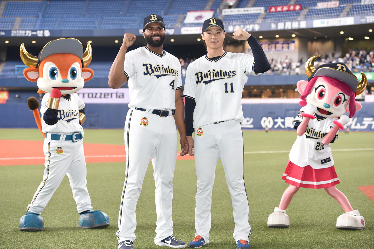 オリックス対西武　ヒーローの山崎福（右）と・ロドリゲスはバファローブルとバファローベルの祝福を受ける（撮影・前岡正明）