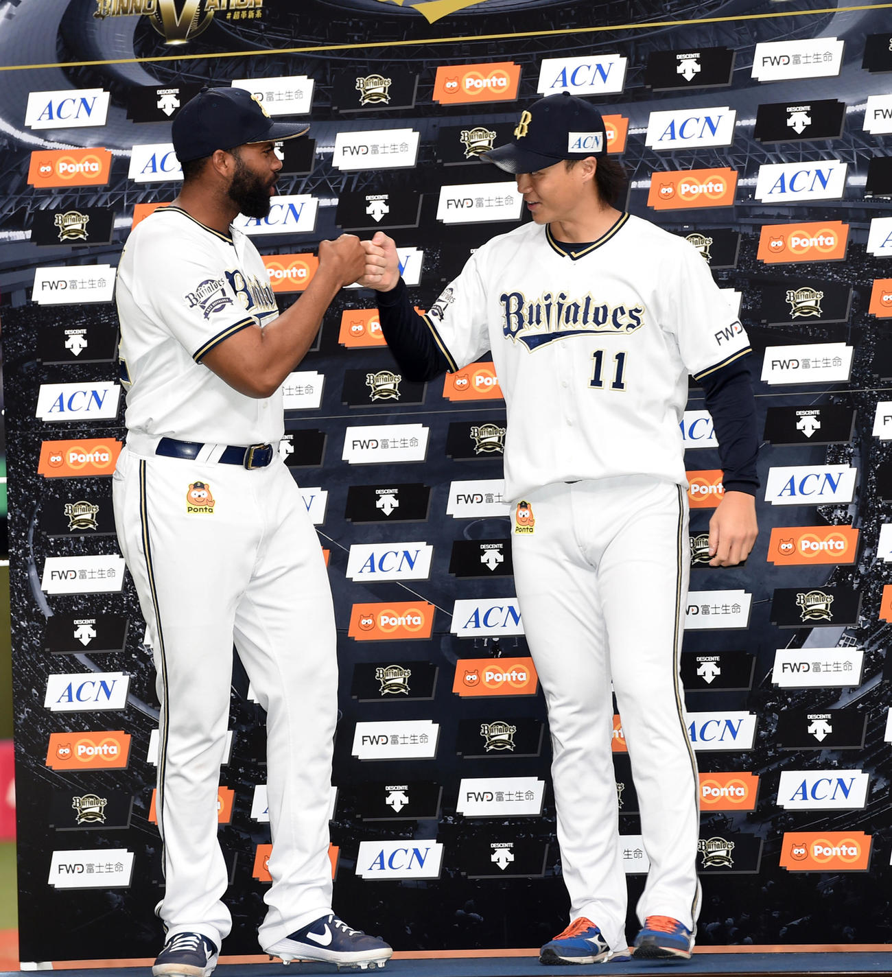 オリックス対西武　ヒーローインタビューでグータッチの山崎福（右）とロドリゲス（撮影・前岡正明）