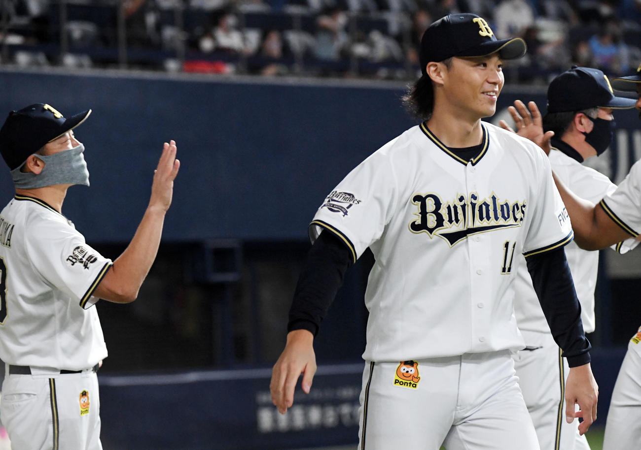 オリックス対西武　中嶋監督代行（左）の祝福を受け笑顔を見せる山崎福（撮影・前岡正明）
