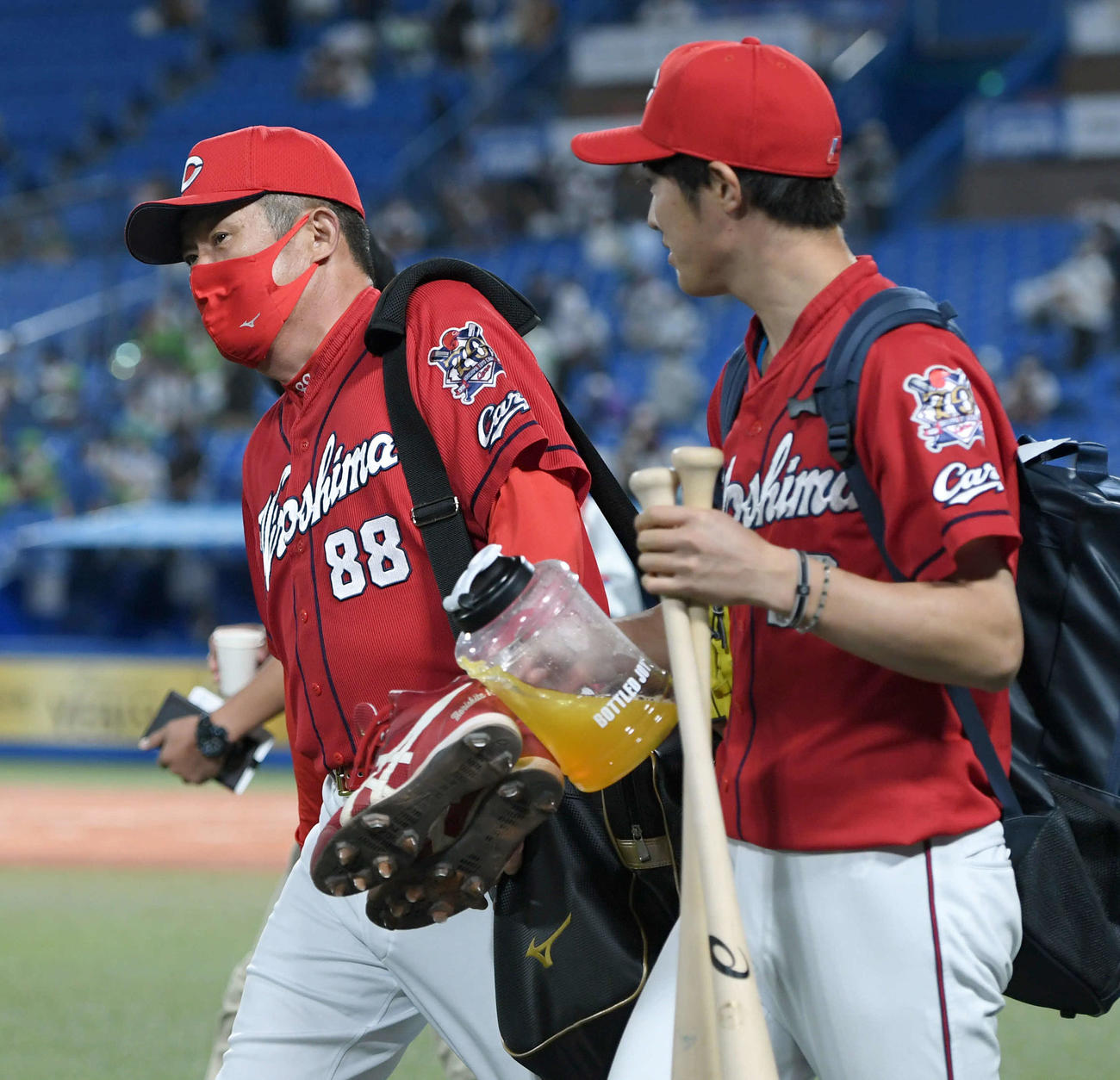 ヤクルト対広島　ヤクルトに勝利し、森下（右）と話をしながらグラウンドを後にする広島佐々岡監督（撮影・たえ見朱実）