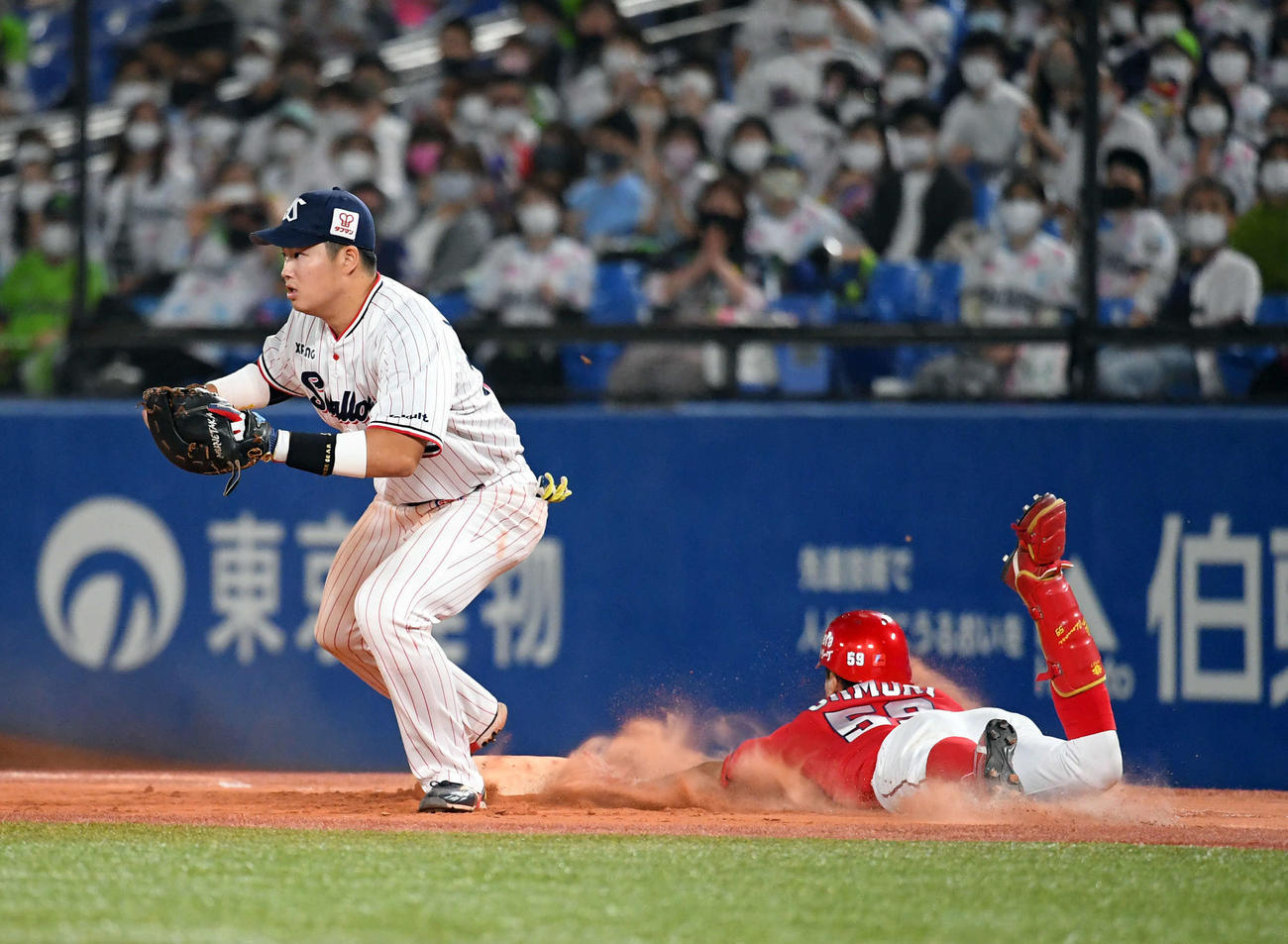 ヤクルト対広島　10回表広島2死二、三塁、一塁へのヘッドスライディングで適時内野安打を決める大盛（撮影・たえ見朱実）