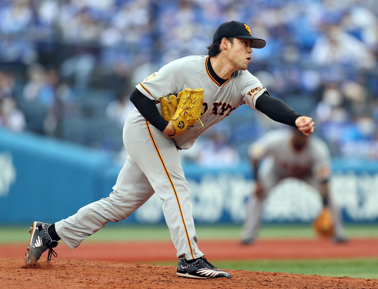 DeNA対巨人　7回裏から登板する高梨（撮影・狩俣裕三）