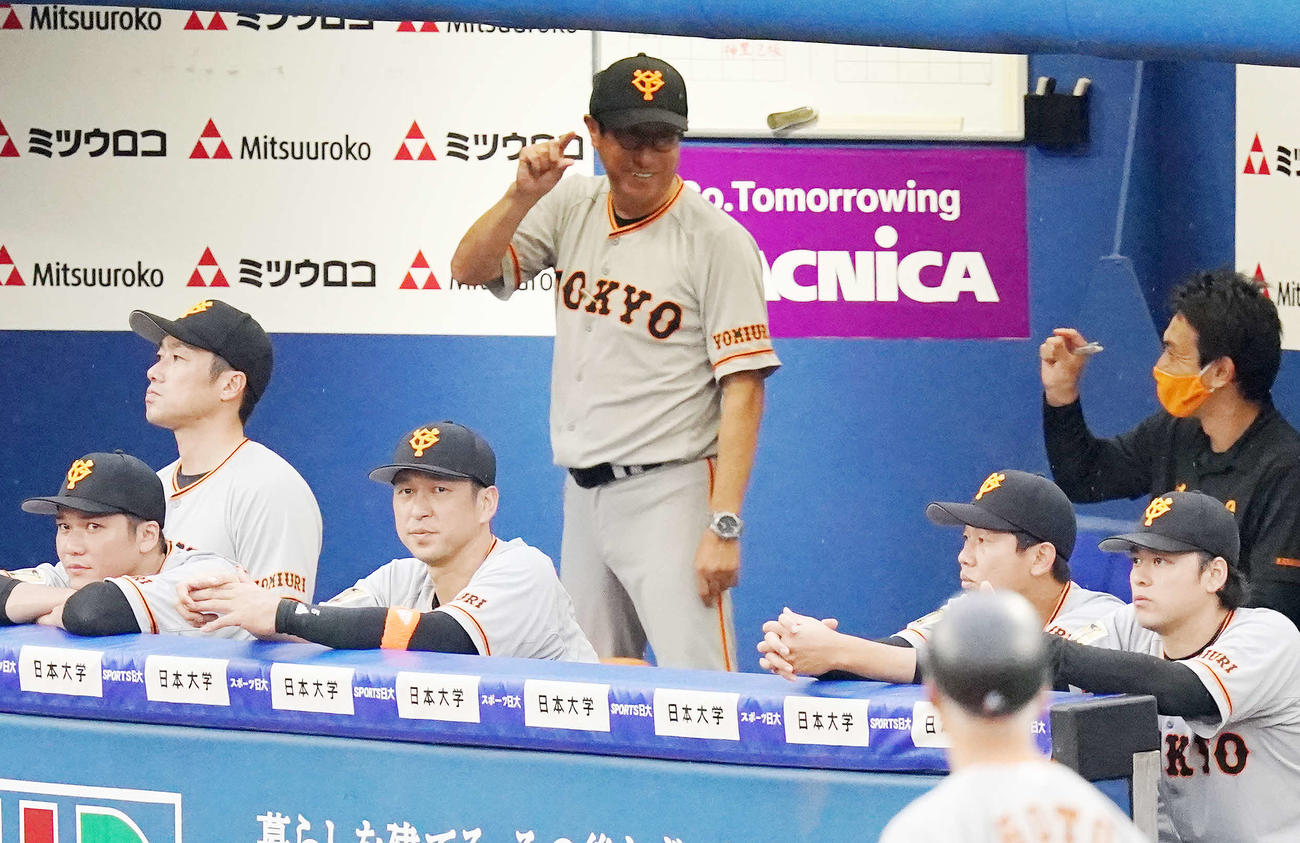 DeNA対巨人　9回表巨人1死、パーラが右前打を放ち、ベンチでミニシャークダンスを見せる宮本投手チーフコーチ（中央）（撮影・江口和貴）