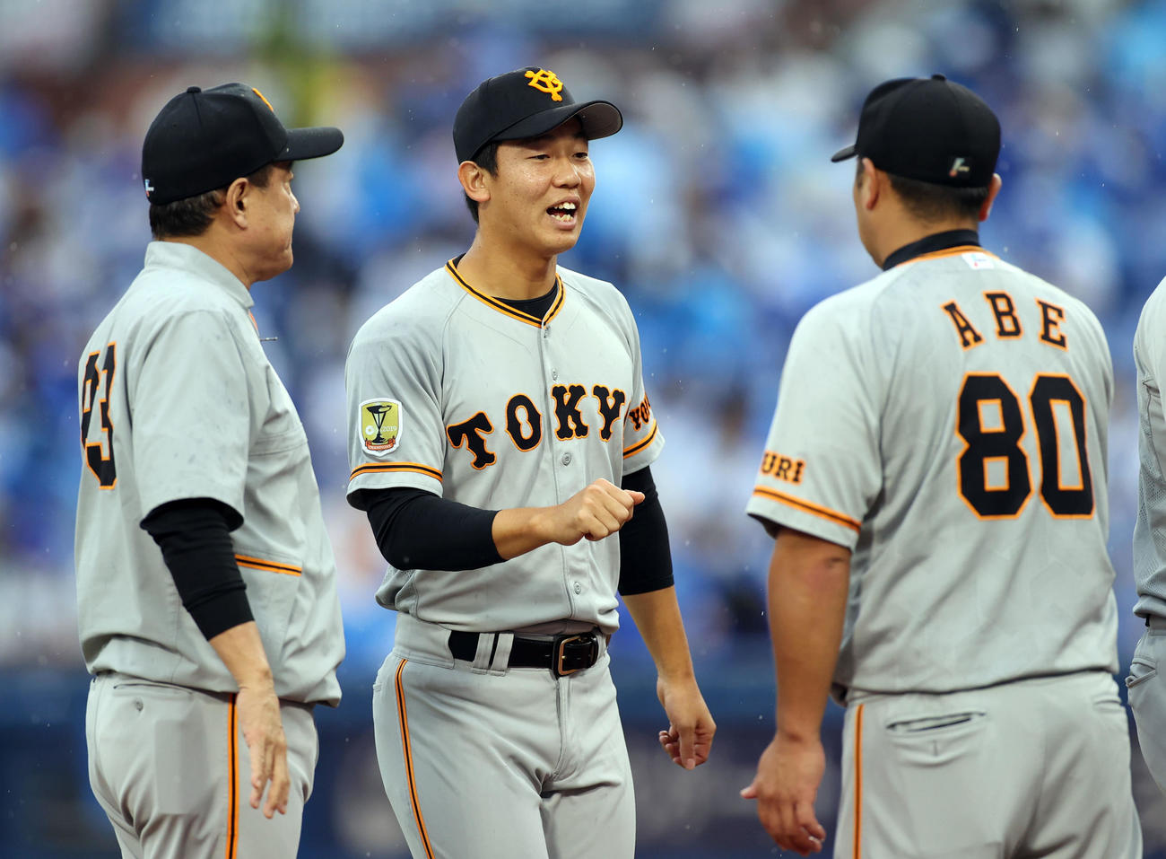 DeNA対巨人　試合後、原監督（左）、阿部ヘッドコーチ代行（右）に祝福される畠（撮影・狩俣裕三）