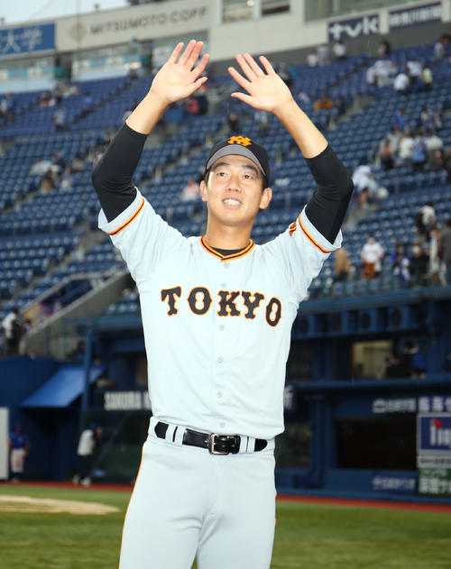 DeNA対巨人　ヒーローインタビュー後、ファンの声援に応える畠（撮影・狩俣裕三）