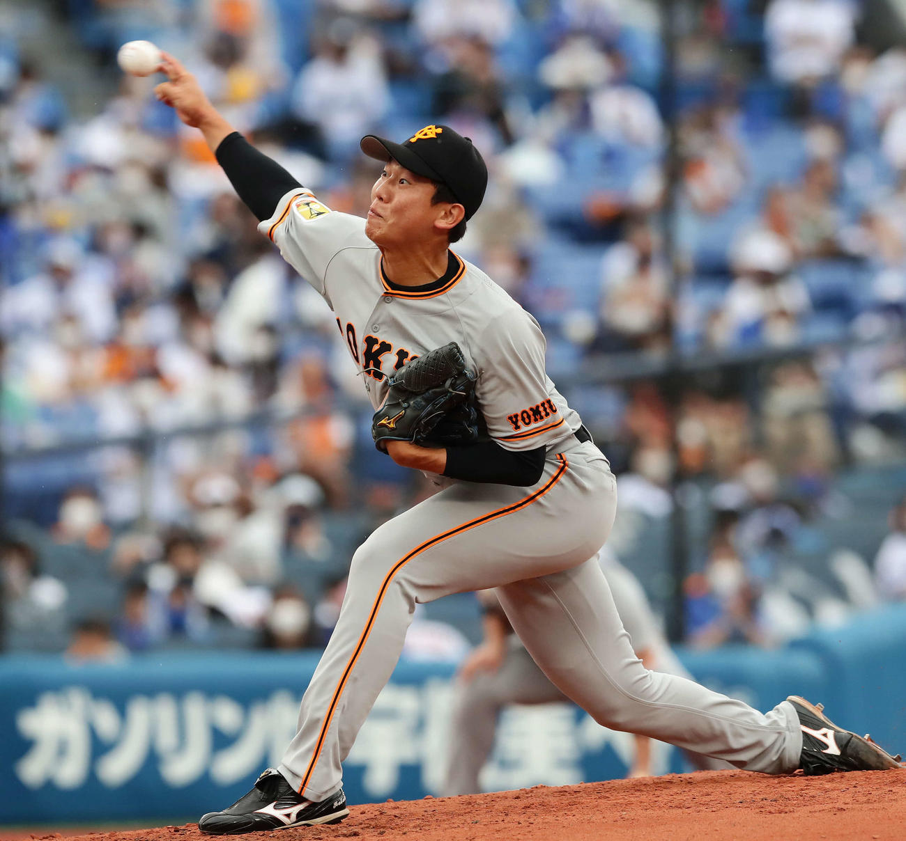 DeNA対巨人　力投する巨人先発の畠（撮影・丹羽敏通）