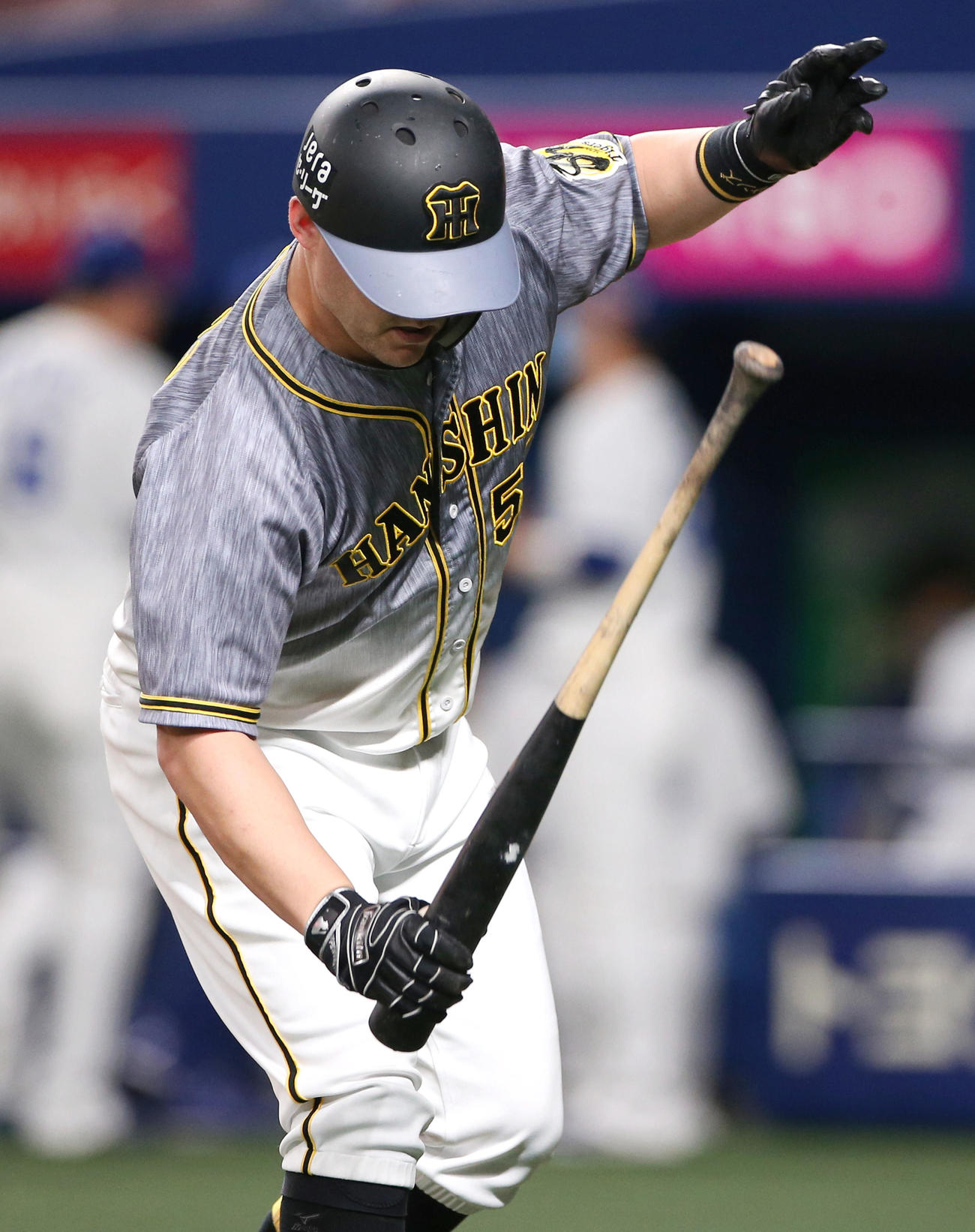 中日対阪神15回戦　8回表阪神2死、右飛に倒れたジェリー・サンズはバットをグラウンドに叩く（撮影・上山淳一）