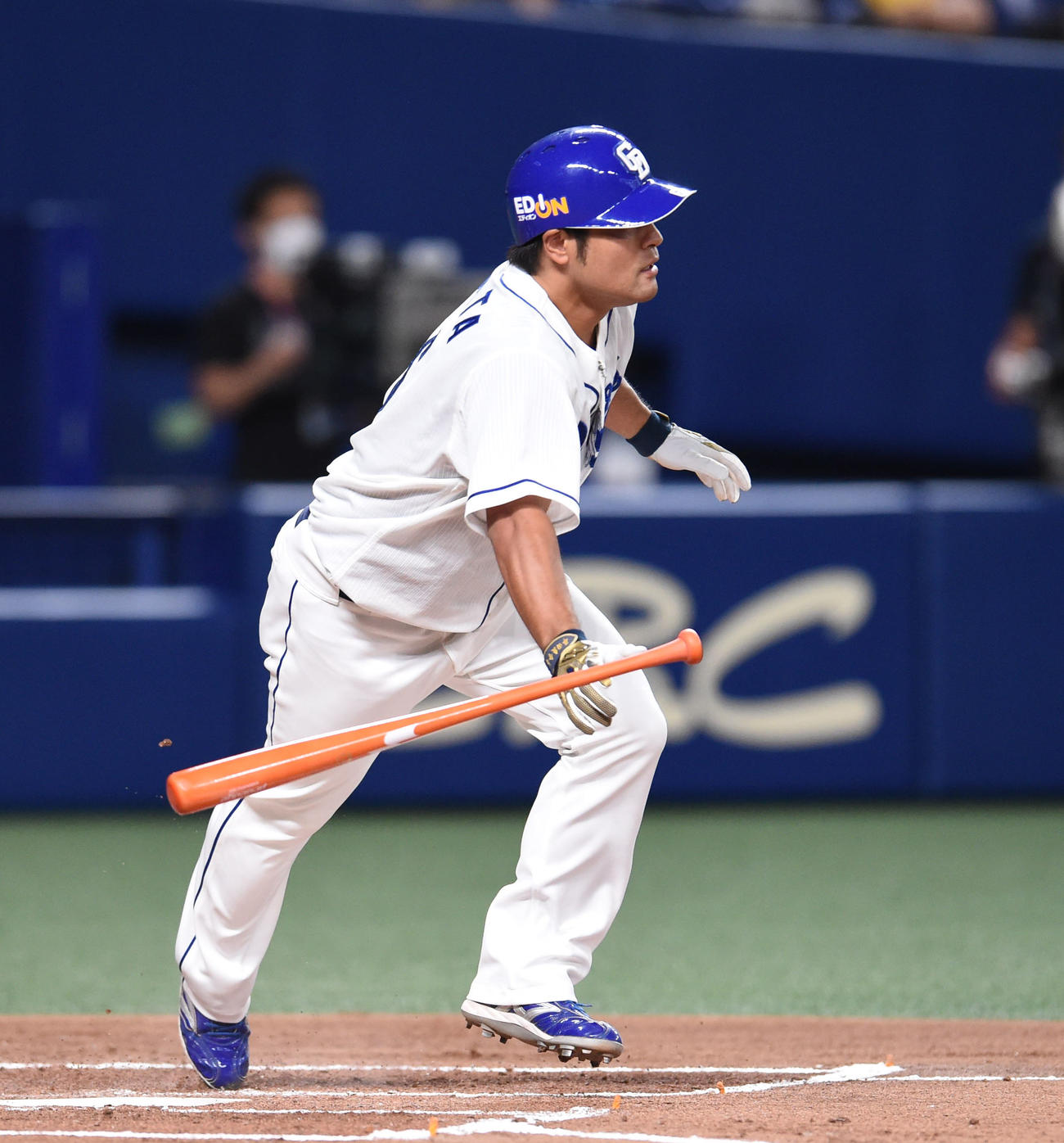 プロ野球中日対阪神　2回裏中日無死二、三塁、中前適時打を放った平田良介（撮影・森本幸一）