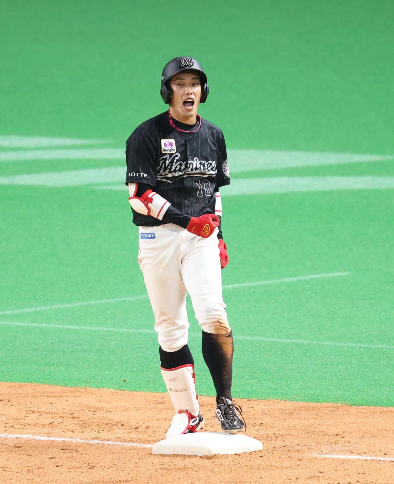 日本ハム対ロッテ　10回表ロッテ2死一、二塁、加藤は勝ち越しとなる適時三塁打を放ちガッツポーズをする（撮影・佐藤翔太）