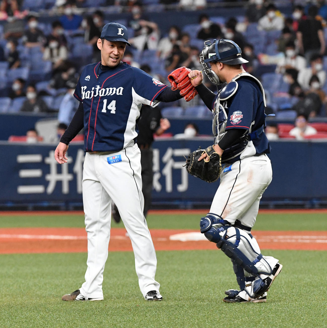 オリックス対西武　オリックスに勝利、グータッチの増田（左）と森（撮影・前岡正明）