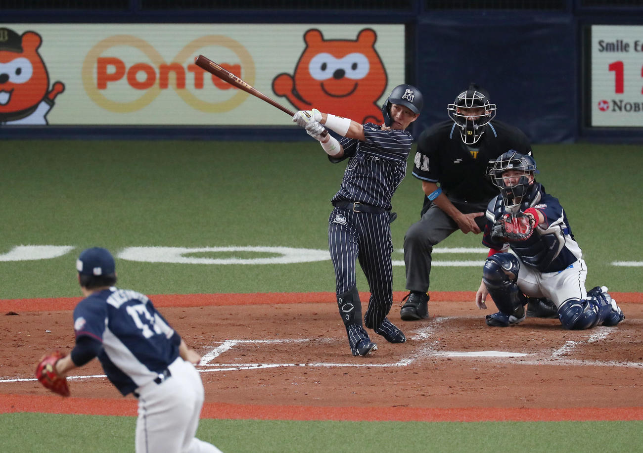 オリックス対西武　5回裏オリックス無死、右越え本塁打を放つ西浦。投手松本（撮影・前田充）