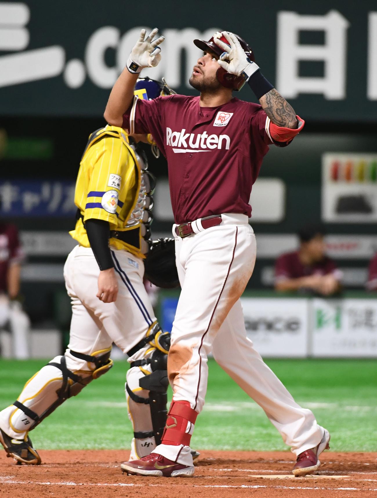 ソフトバンク対楽天　7回表楽天1死、ステフェン・ロメロは左越えに勝ち越しのソロ本塁打を放ち生還する（撮影・今浪浩三）